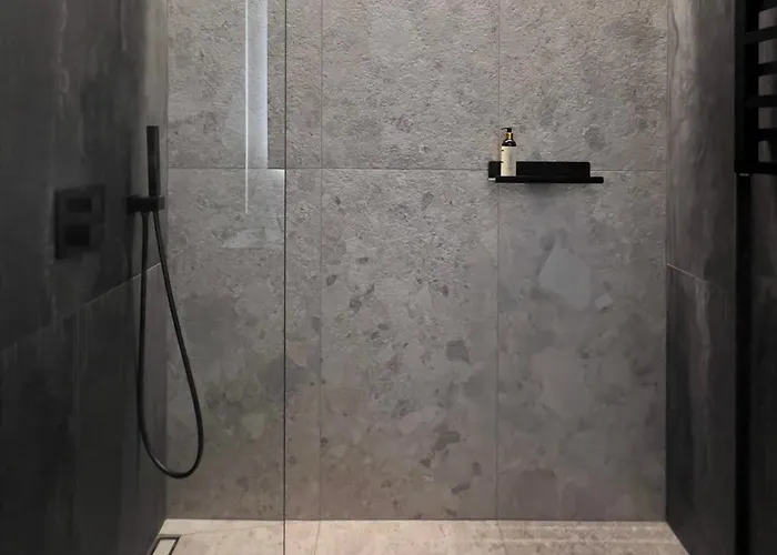 Spacious Luxury With Parking